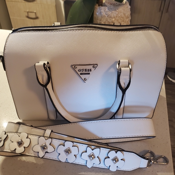 Guess Handbags - ‼️SALE ‼️GUESS BOWLING BAG